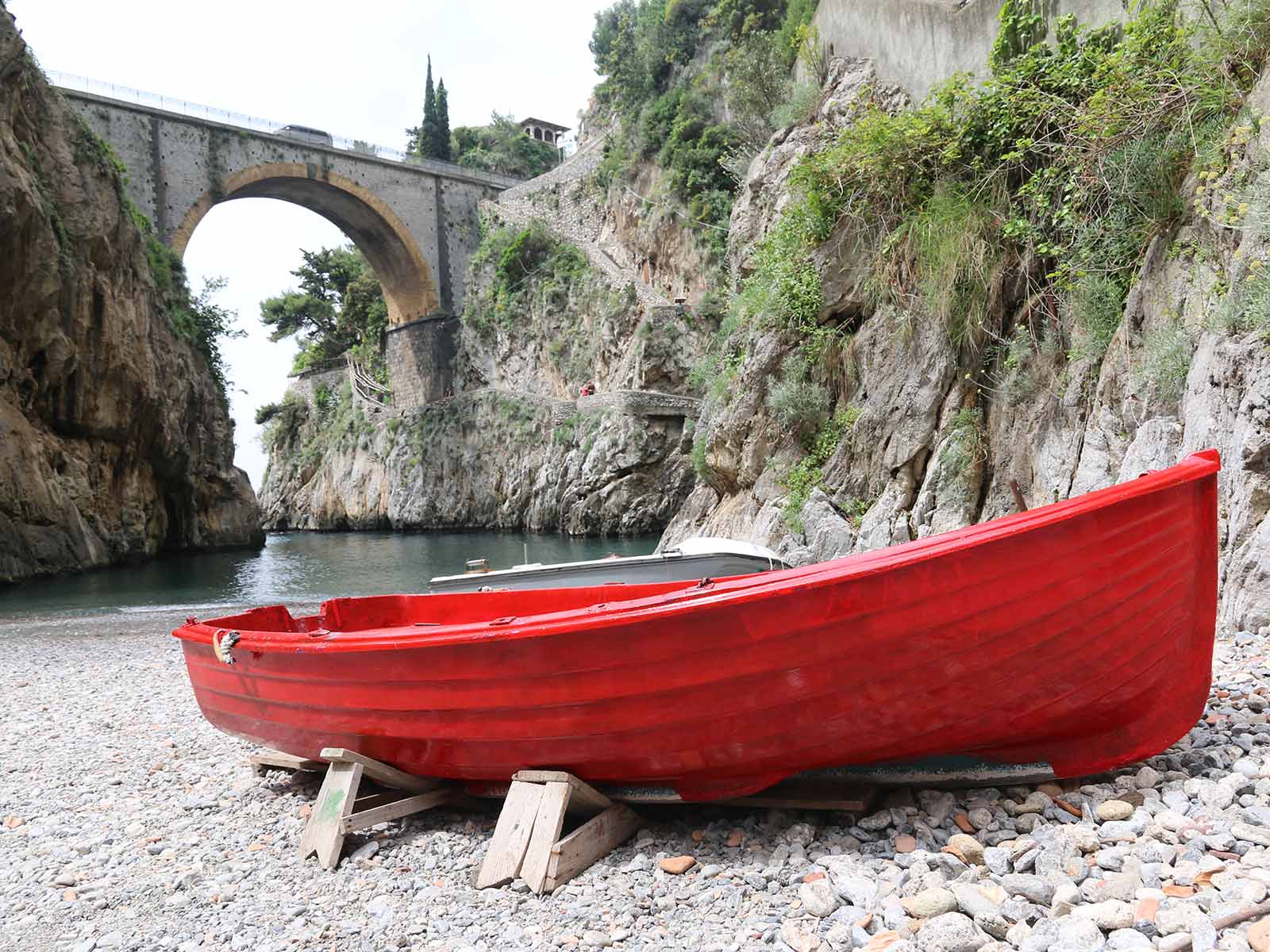 Rotes Boot vor Eingan in den Fjord