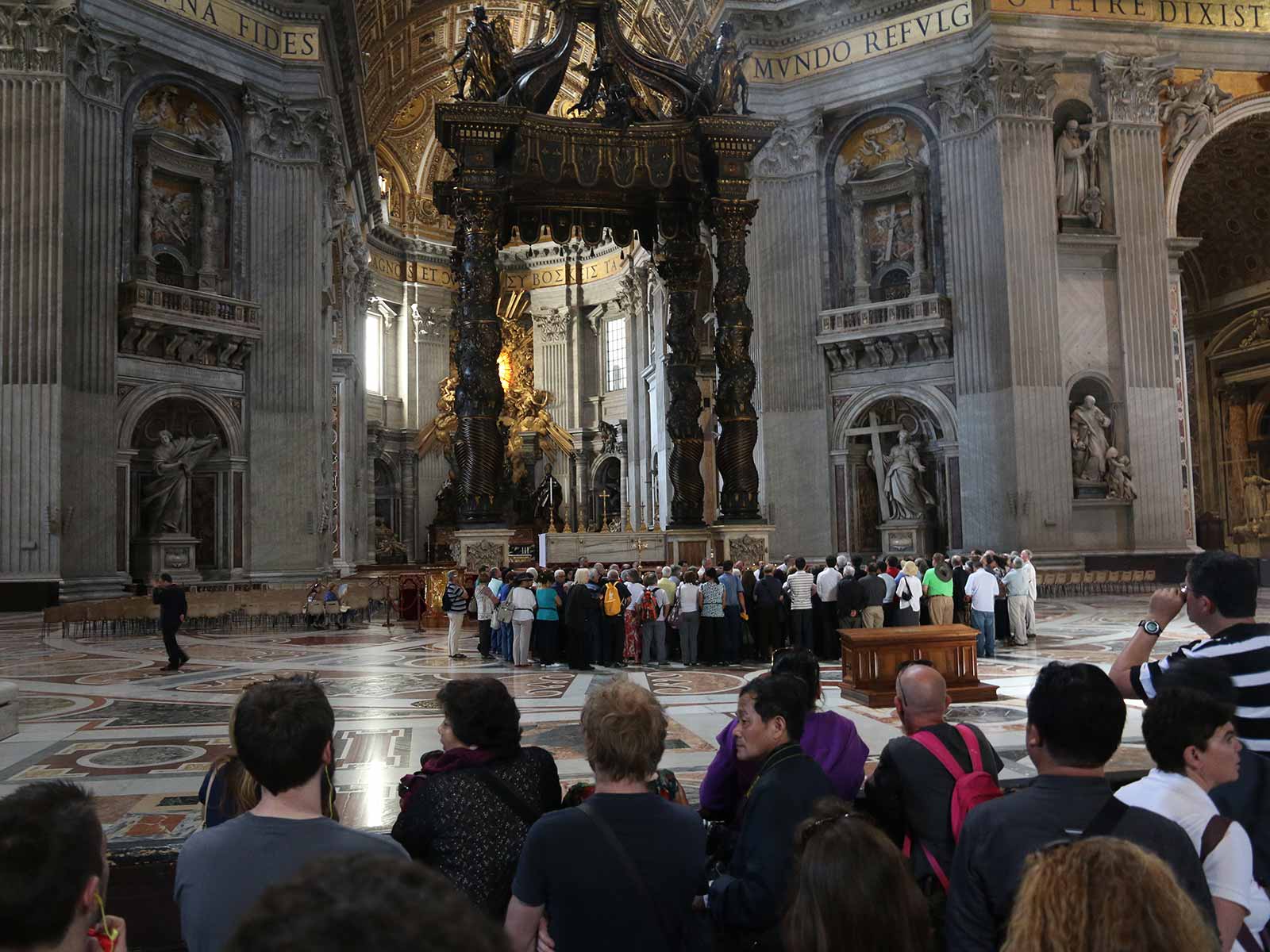 Der Altar befindet sich im Zentrum, unter einem 29 Meter hohen Baldachin aus Bronze und Holz.