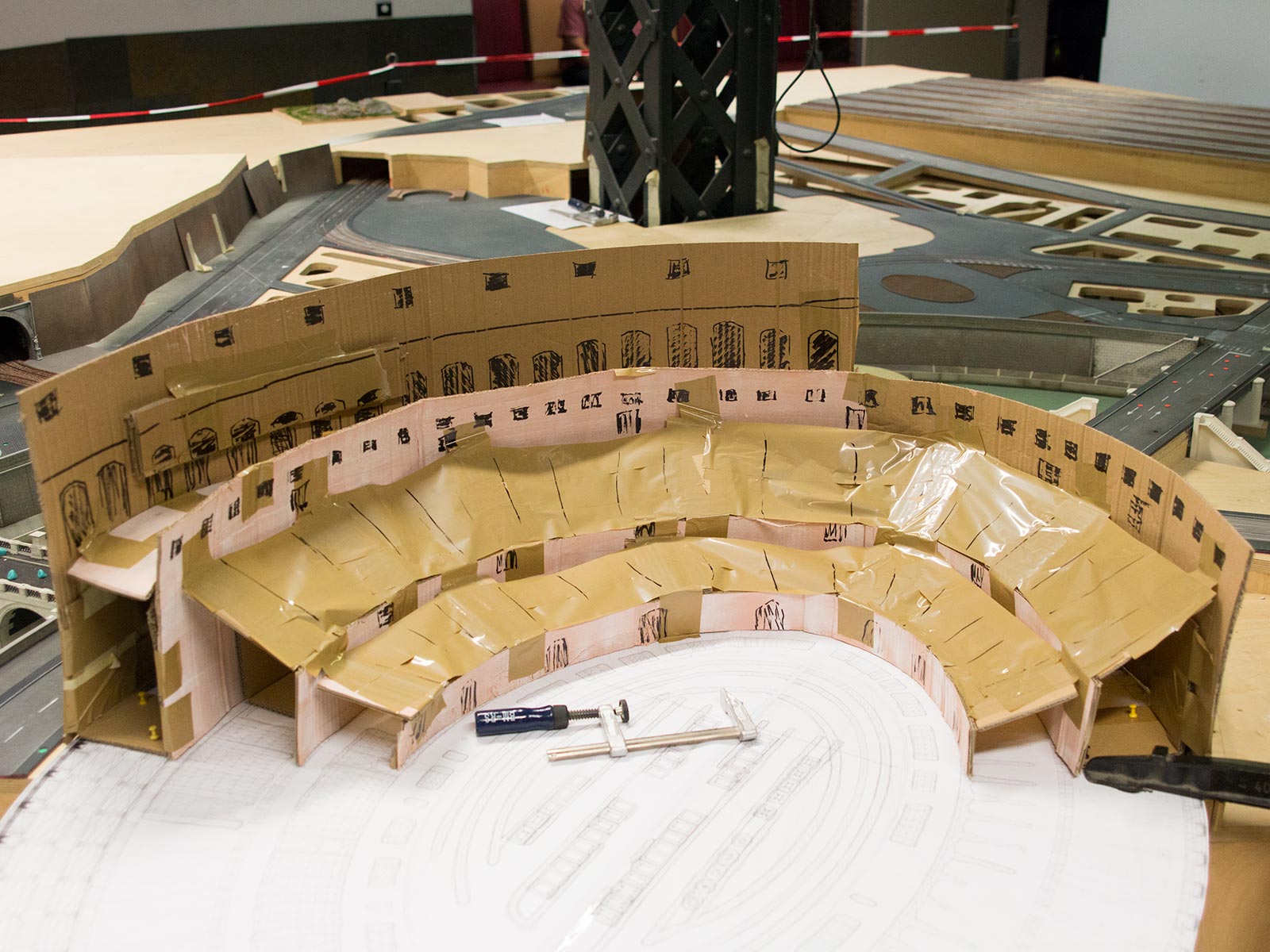 Auch den Innenraum des berühmten Amphitheaters können die Besucher später erkunden, da das Modell direkt an der Anlagenkante gebaut wird.