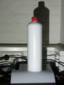 Objekt (Glasreiniger Flasche) mit einem Videobeamer in Weiß beleuchtet.