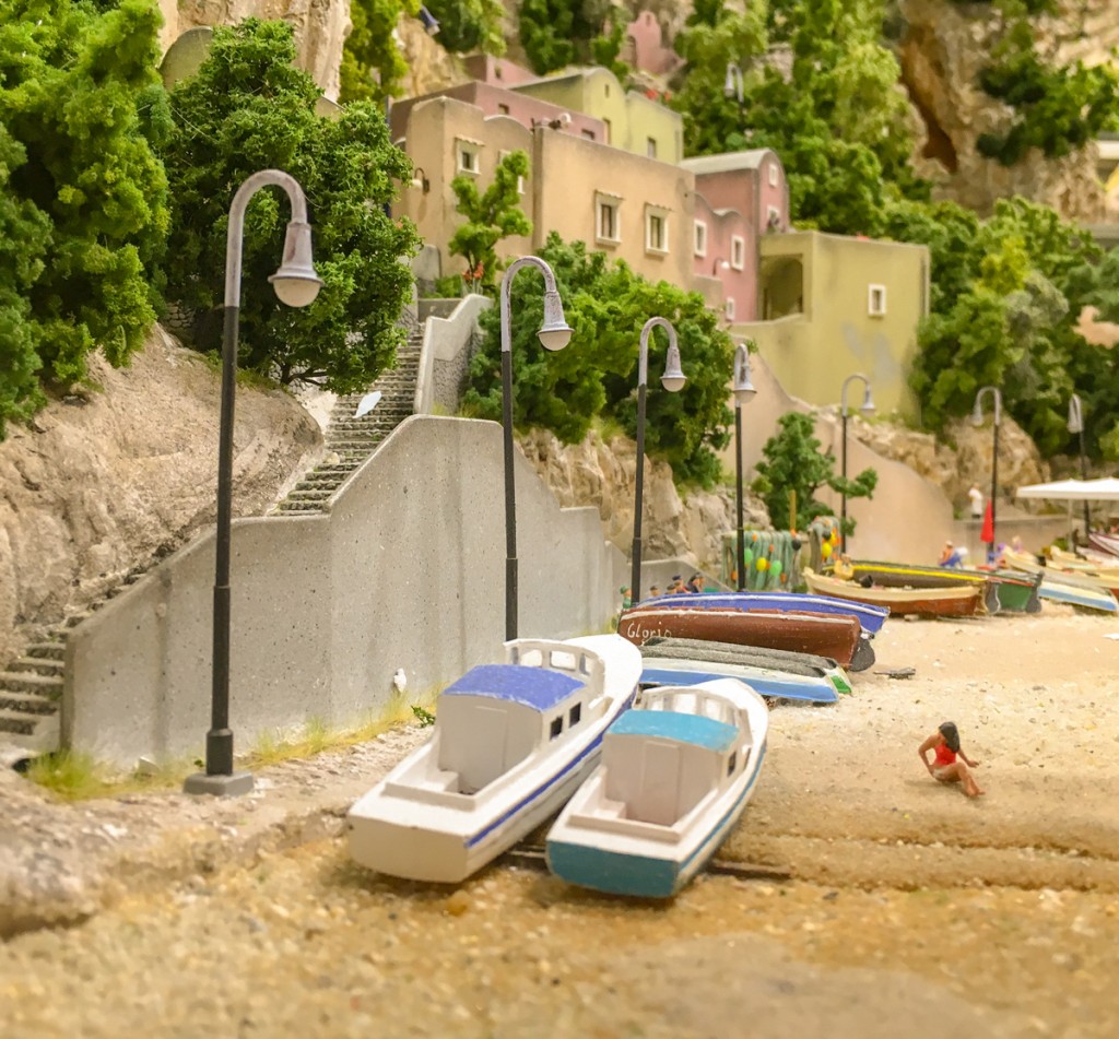 Obwohl das Meer weit weg ist: Hier ist Sand, also muss der neue Badeanzug eingeweiht werden. Und siehe da: Selbst Italienerinnen benutzen Sonnencreme!
