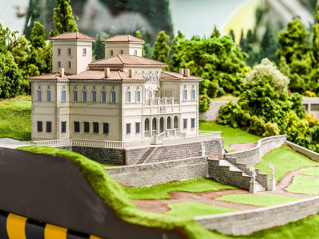 Dahinter gibt es mit der detailgetreu nachgebauten Villa Borghese auch römischen Wohnraum für den etwas großzügigeren Geldbeutel. Im Vorbild ist zudem eine der wertvollsten privaten Kunstsammlungen zu bewundern.