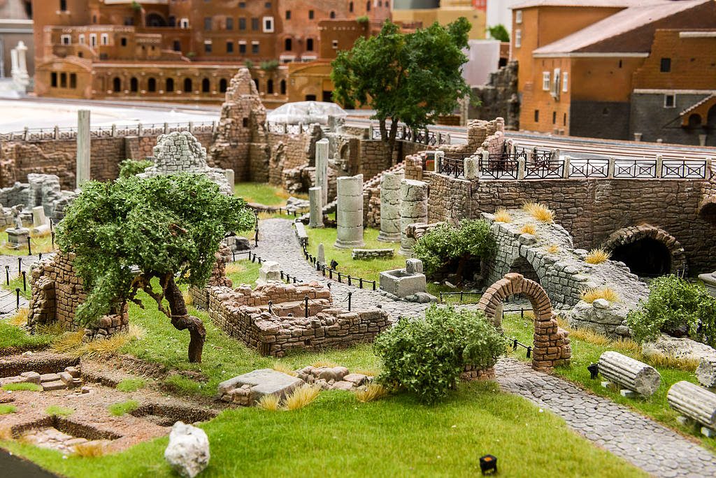 Einer der ersten Teile Italiens, die fertig wurden, war dieser Ruinenpark am Forum Romanum. Die Ruinen und Wege sind komplett aus Gips geschnitzt. Lange lag er isoliert auf der großen Rom-Fläche. Nun gesellen sich allmählich weitere Gebäude außen herum. Aber weil er einfach so schön geworden ist, wollten wir ihn noch einmal zeigen.