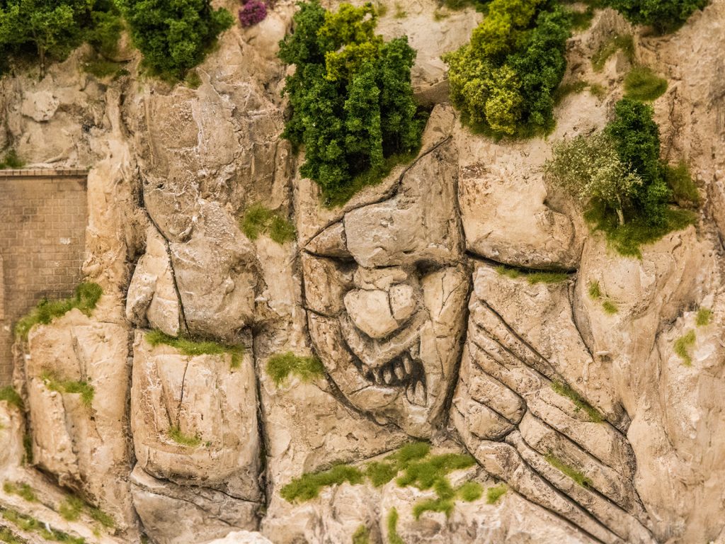 Die weitläufigen Felslandschaften sind bekannt für Ligurien. Und an manchen Stellen kann man faszinierende Formen in den Felsen erkennen