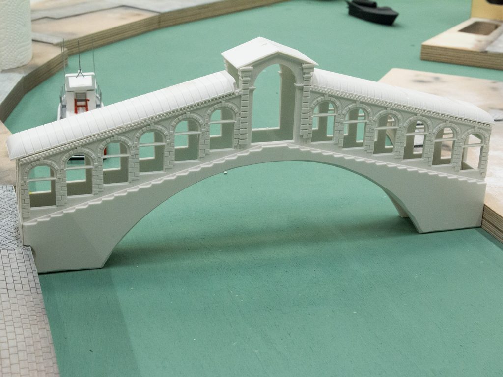 Auch die Rialtobrücke hatten wir in Einzelteilen das letzte Mal vorgestellt. Diese können wir nun für eine Probe das erste Mal zusammengebaut betrachten.