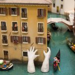Und auch ein bekannter Künstler hat sich dieses Thema während der Kunst-Biennale in Venedig zum Anlass genommen, auf den Klimawandel und seine Folgen aufwerksam zu machen. Denn durch ansteigende Wasserstände sind auch historische Bauten in Venedig gefährdet. „Vereint könnten wir den Klimawandel bekämpfen, der uns alle betrifft.“ sagt der italienische Künstler Lorenzo Quinn.